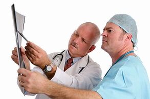 οι γιατροί εξετάζουν μια ακτινογραφία για αρθρώσεις των αρθρώσεων